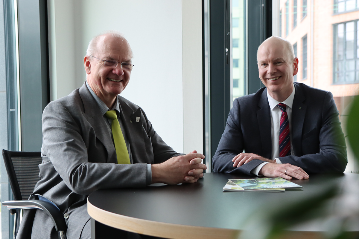 Hans Wennemers (l.) übergibt seinen Bereich an Gerrit Harder. Foto: Ricarda Schneider