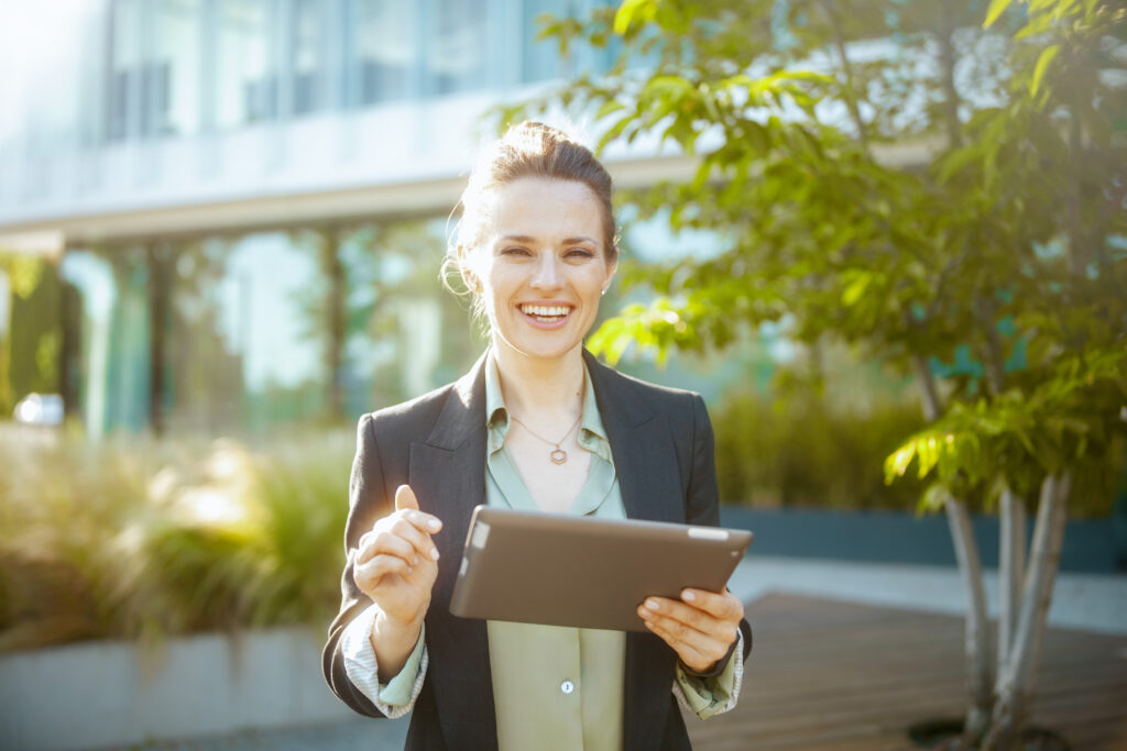 Frau hält Tablet in der Hand.