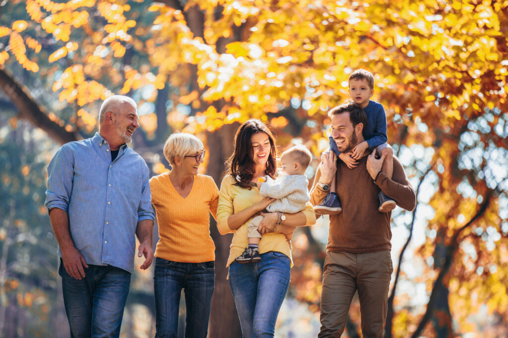 Familie im herbstlichen Park