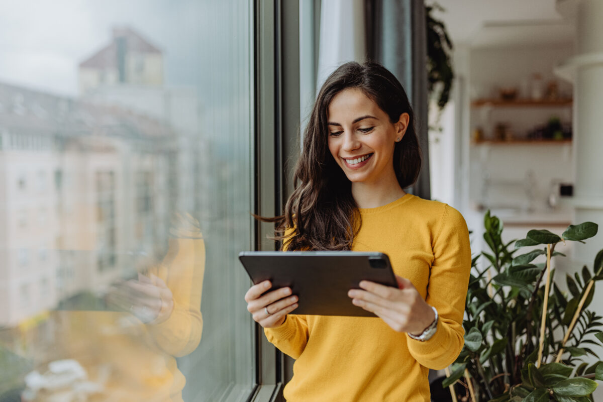 Frau liest auf Tablet