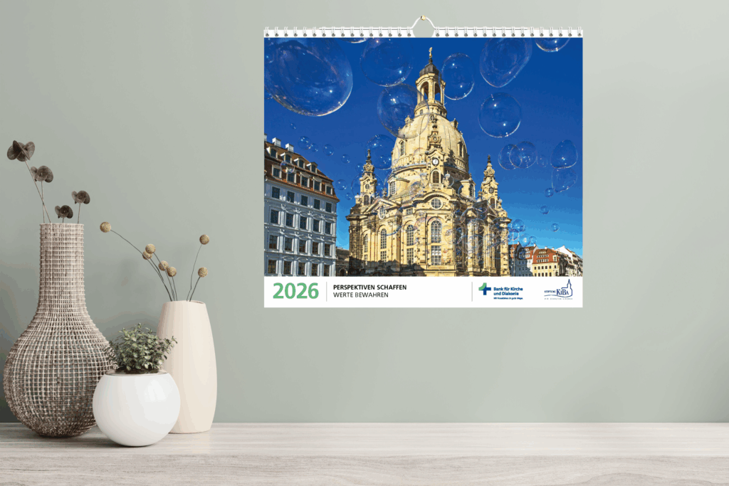 Fotokalender 2026 hängt an Wand.