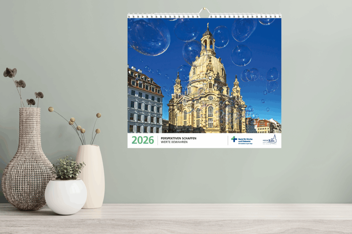Fotokalender 2026 hängt an Wand.