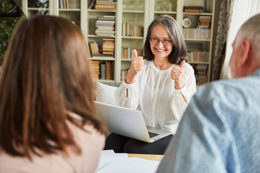 Steuerberaterin spricht mit zwei Personen.