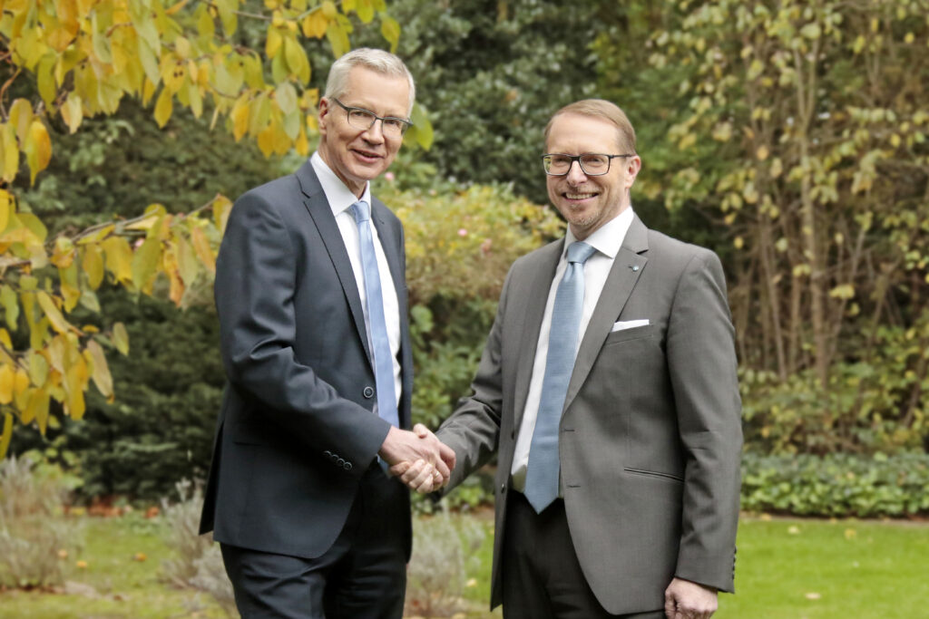 EM (40) Jörg Moltrecht und Andreas Ermisch schütteln die Hand.