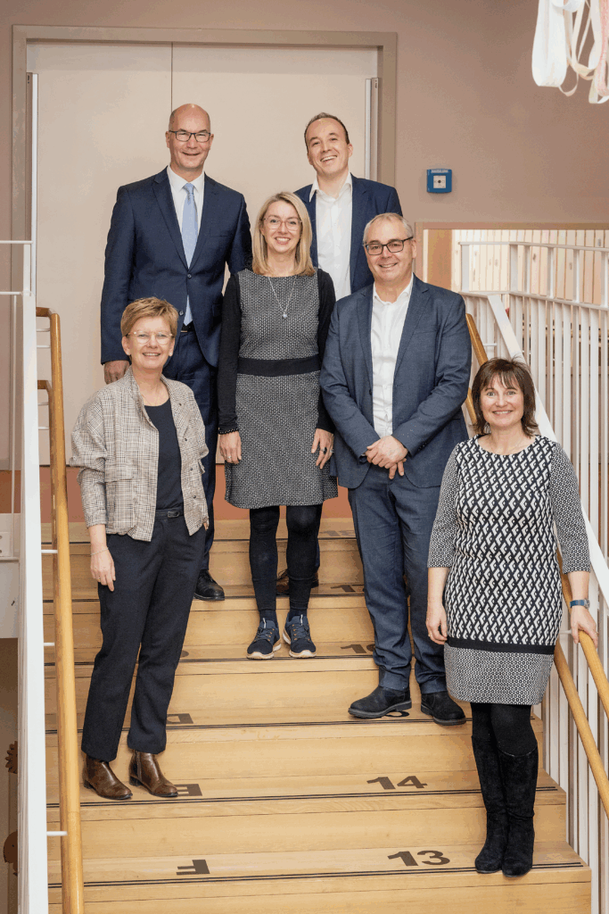 Menschen stehen auf Treppe.