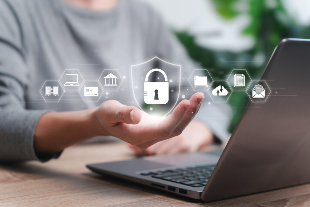 Person vor Laptop und Sicherheits-Icons