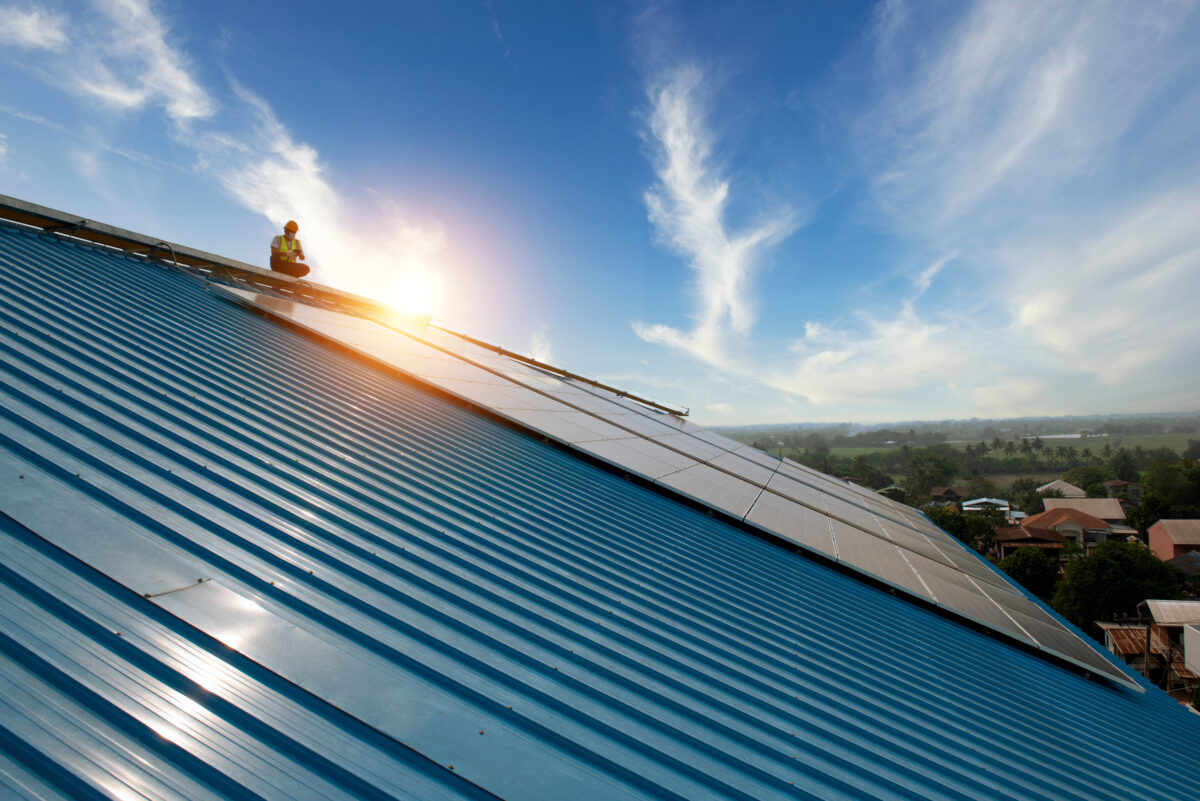 Dach mit Solaranlage mit Arbeiter