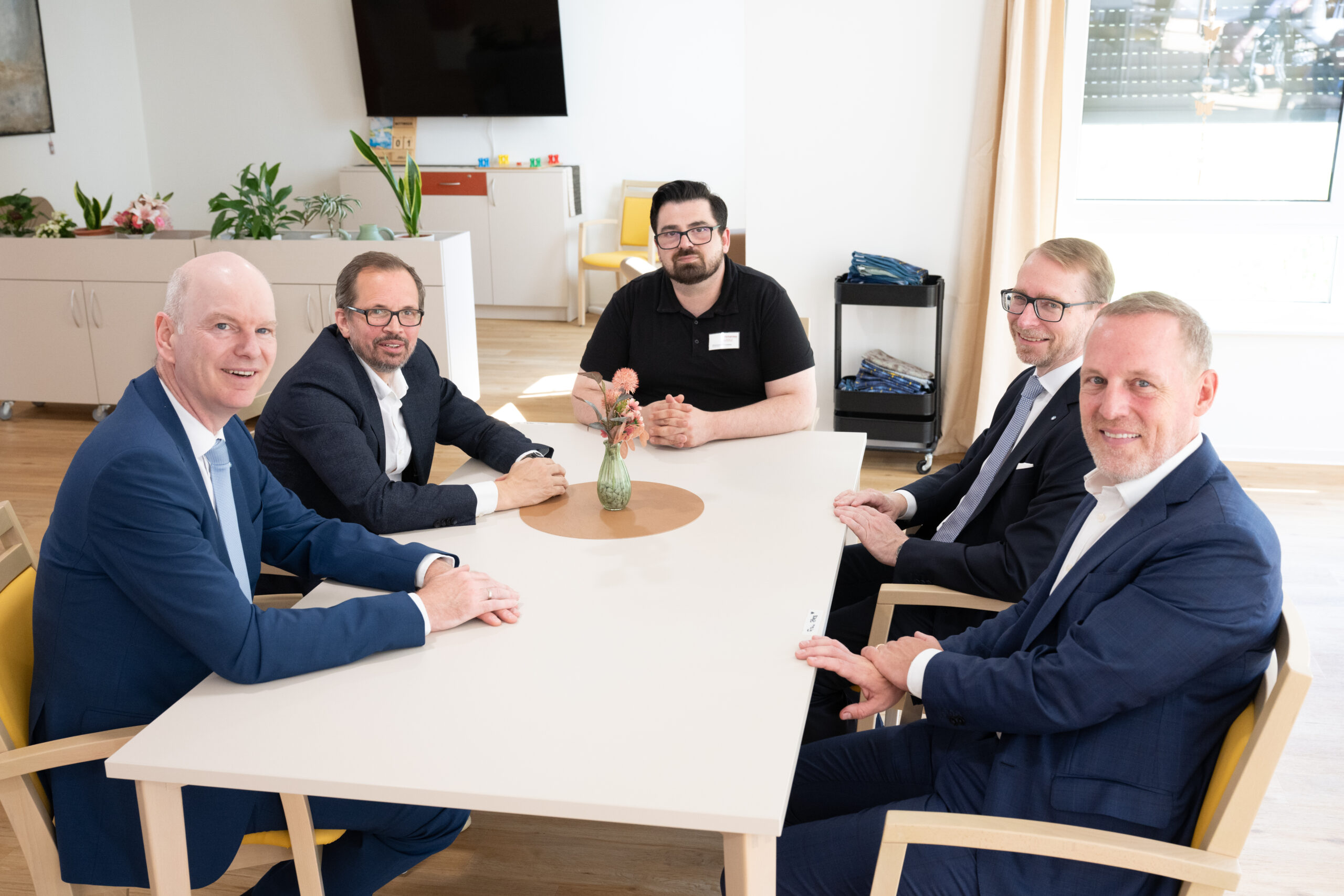 Chrisowalandis Loukidis (Bildmitte) erörtert einige Besonderheiten des Pflegeheims; v. l.: Gerrit Harder, Markus Bachmann, Andreas Ermisch und Michael Weiß.