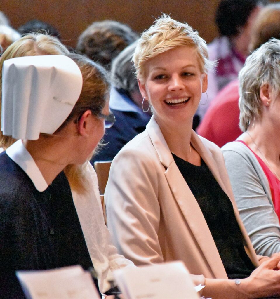 Frauen unterhalten sich