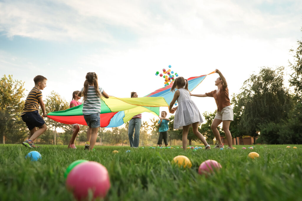 Spielende Kinder auf Wiese