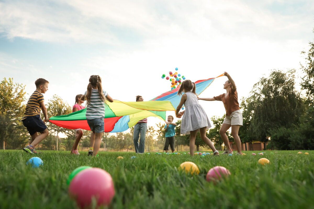 Spielende Kinder auf Wiese