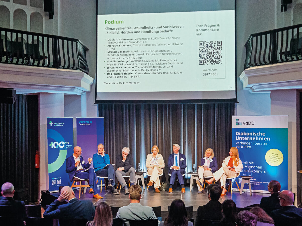 Menschen bei Podiumsdikussion