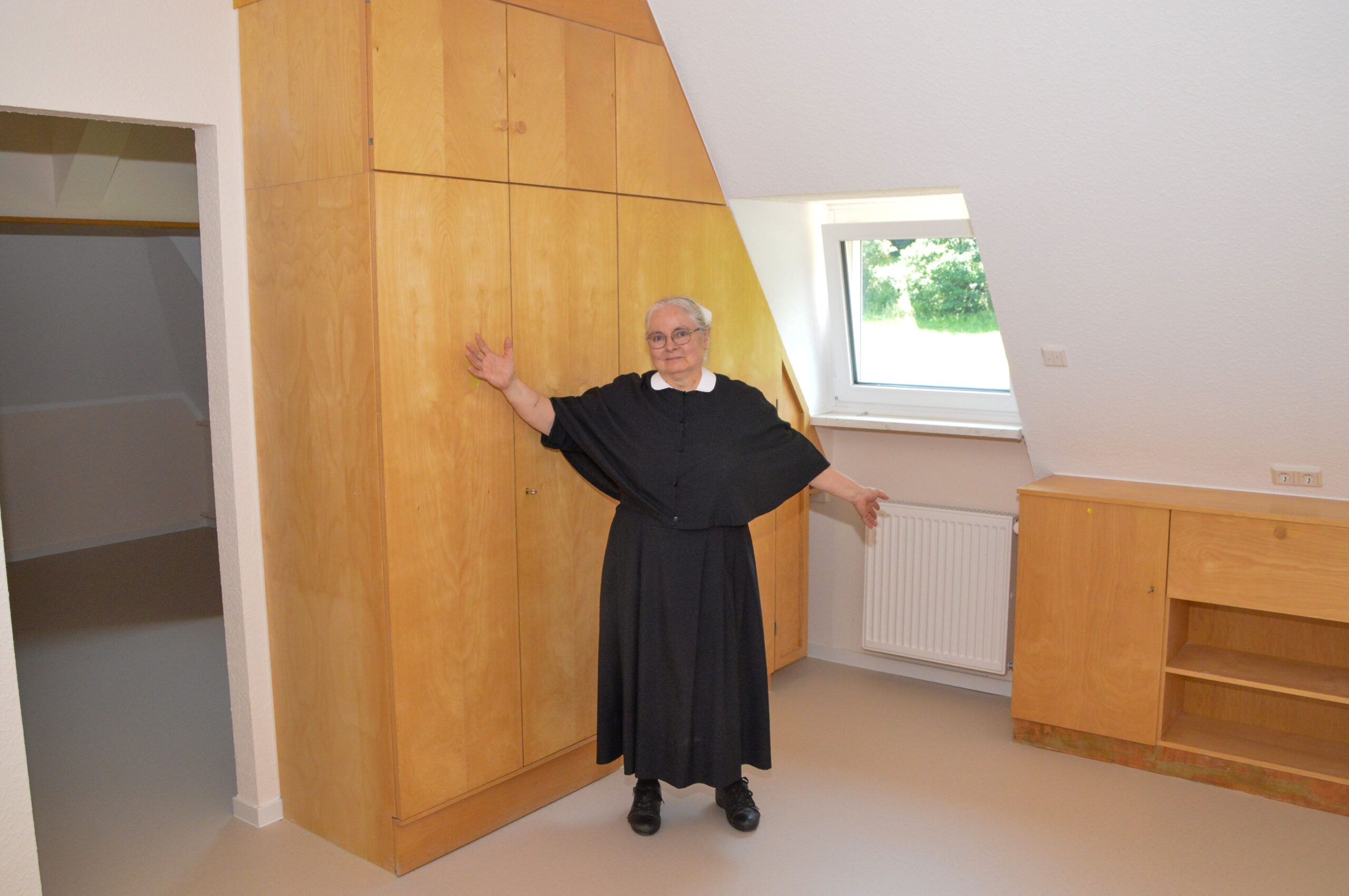 Ordensfrau steht in Zimmer